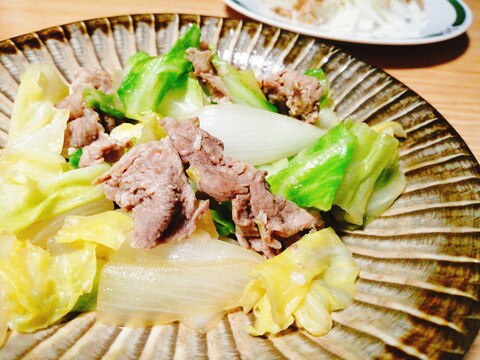 豚肉とキャベツと新玉ねぎの塩麹炒め